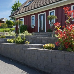 Ny entré och stödmur byggd i terrasser