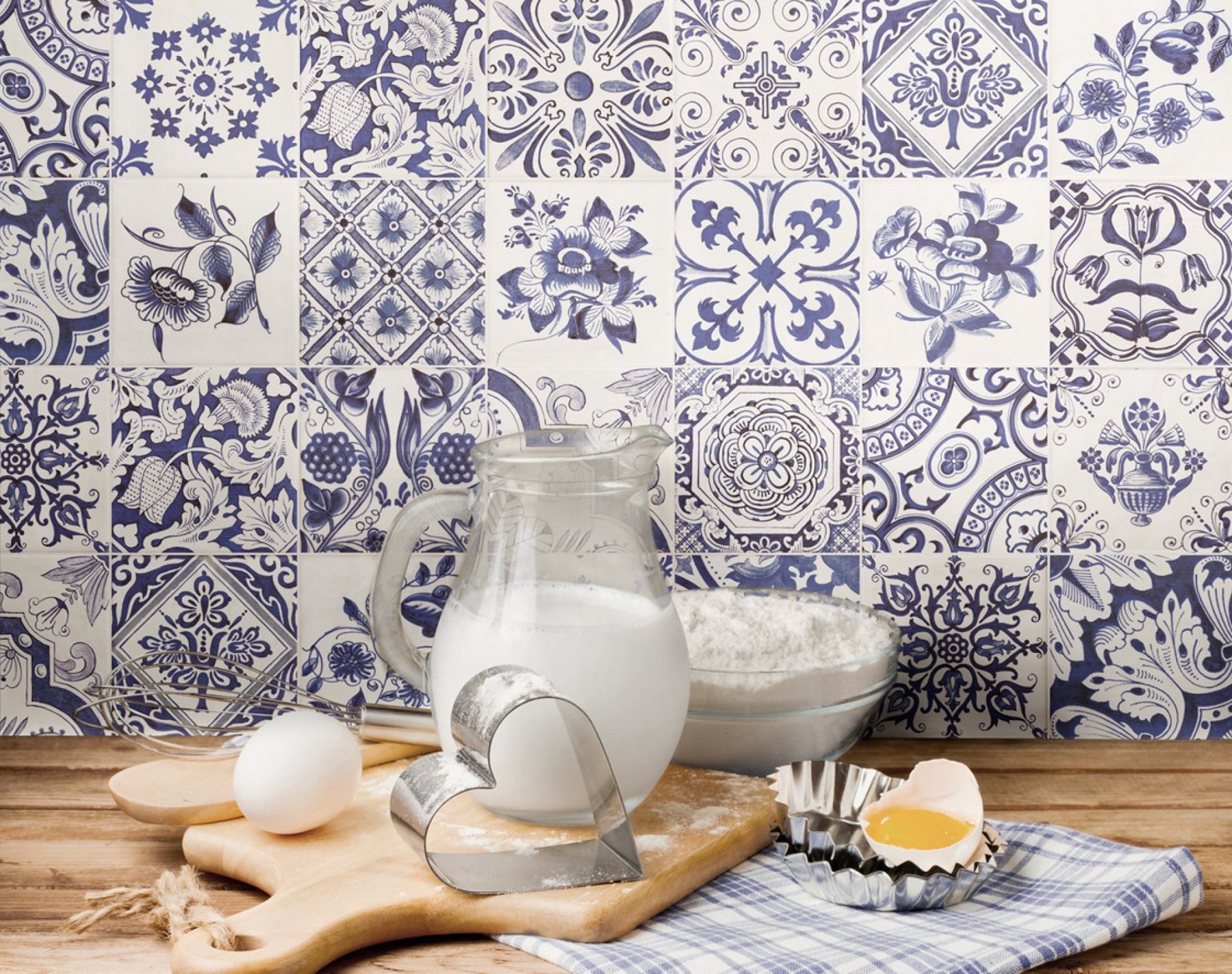 Blått kakel på tapeten - Stenbolaget