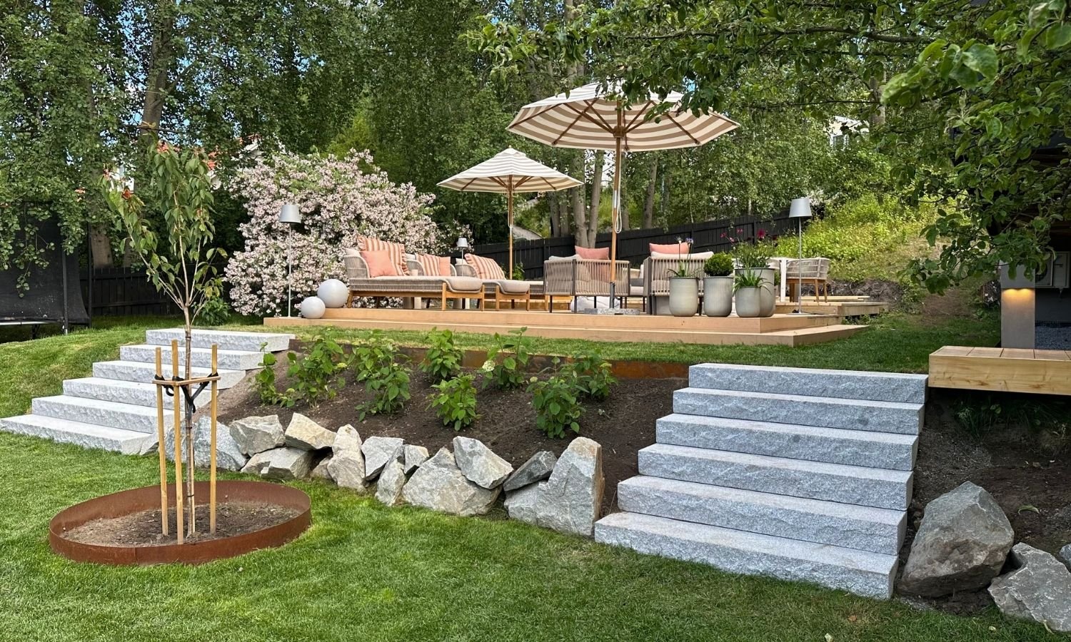 Granit möter grönt - Granittrapporna förvandlade trädgården - Stenbolaget