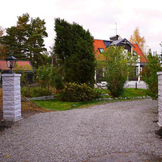 Grindstolpar med belysning, ny parkering - Stenbolaget