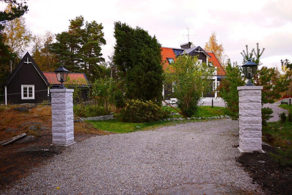 Grindstolpar med belysning, ny parkering - Stenbolaget