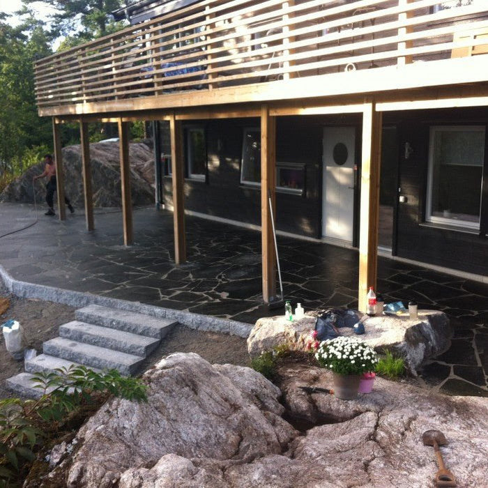 Inbjudande entré och stenlagd uteplats - Stenbolaget