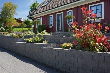 Ny entré och stödmur byggd i terrasser - Stenbolaget