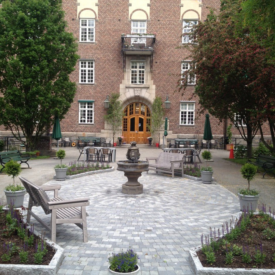 Piazza på borggården - Stenbolaget