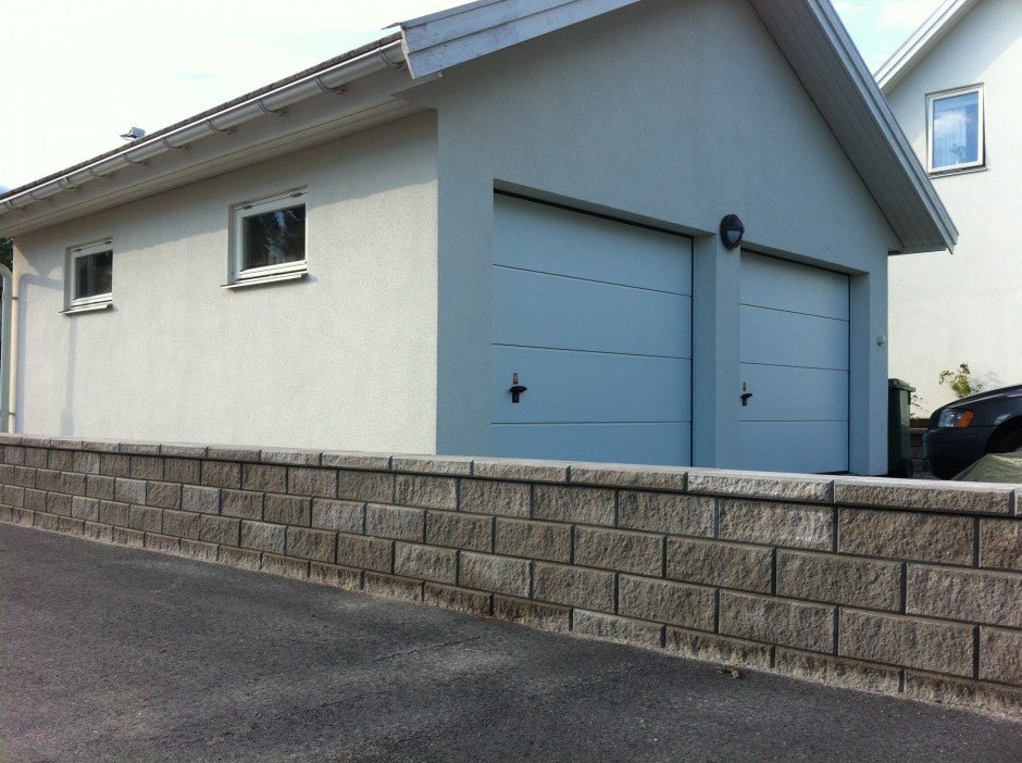 Stödmur och marksten på tomten - Stenbolaget