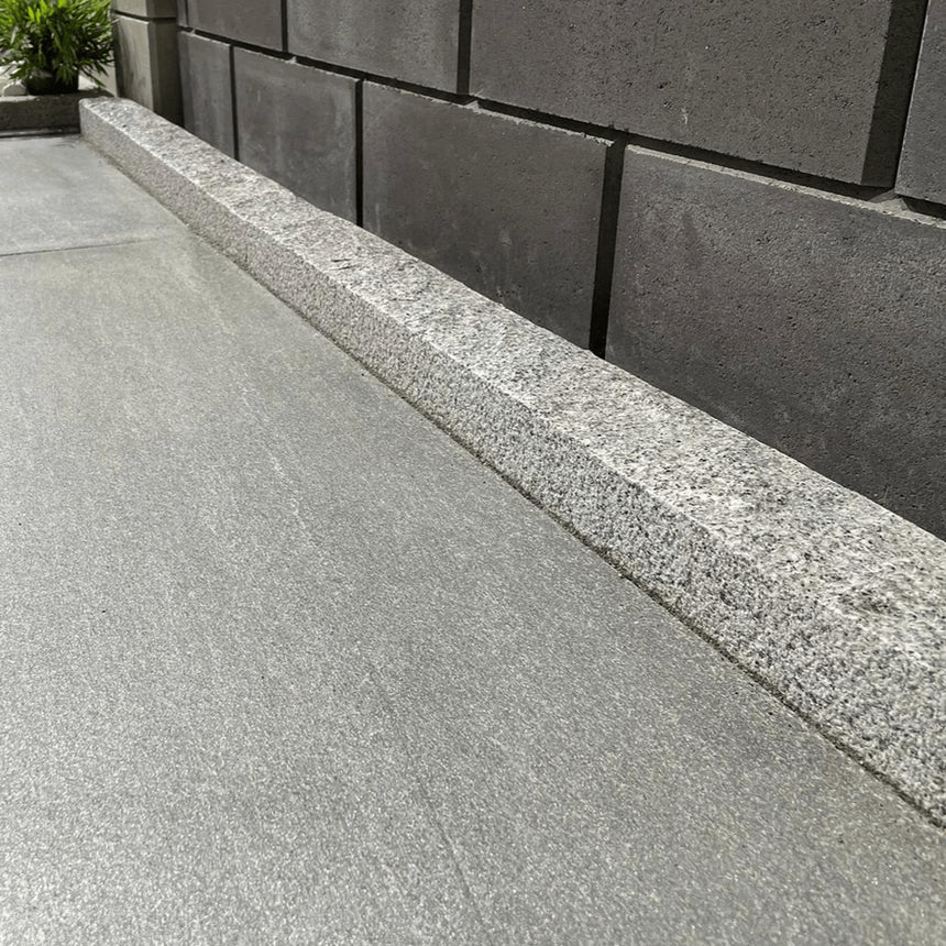 Granitkantsten Bergama RVB6 Combi Grå Rak 700 - 1100 - Stenbolaget