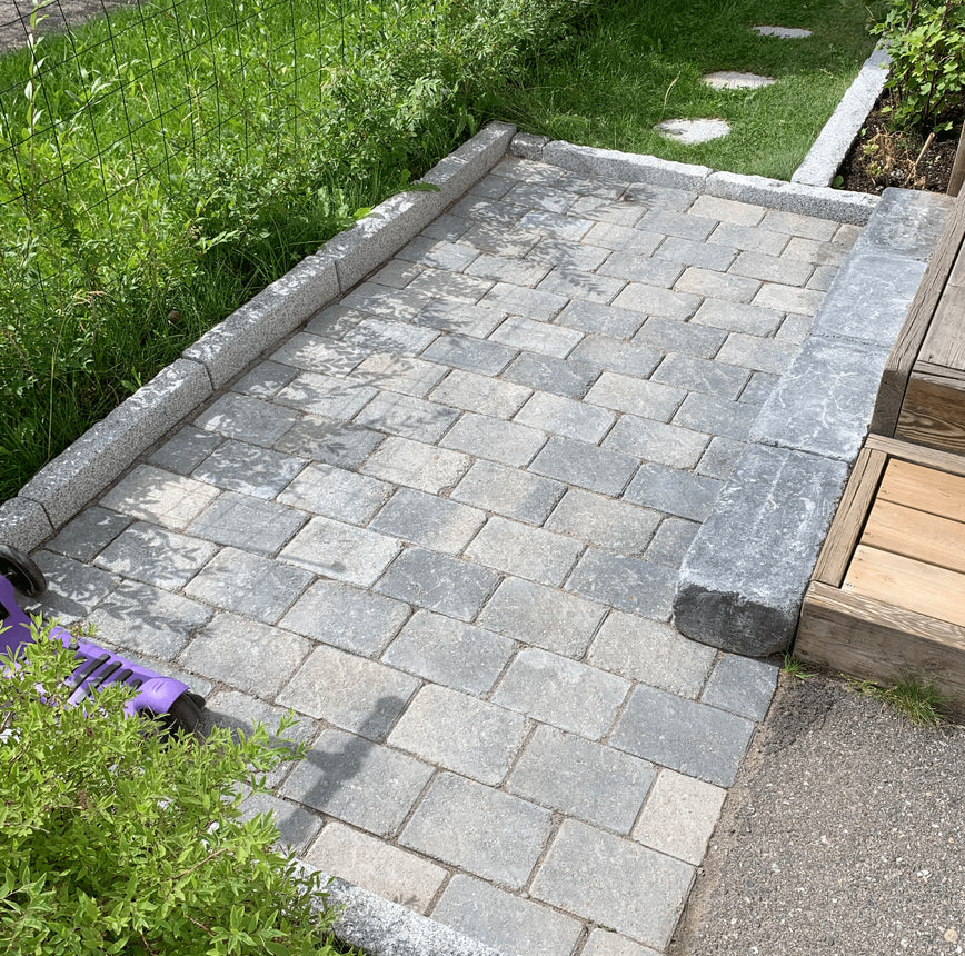Trädgårdskantsten Bergama Granit Mini Combi Grå - Stenbolaget