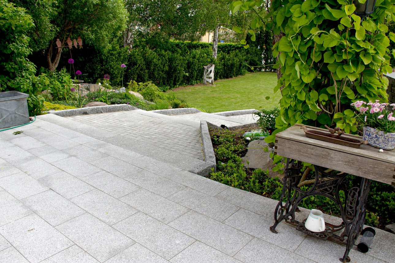 Granithäll Bergama Grå 600x300x30 - Stenbolaget