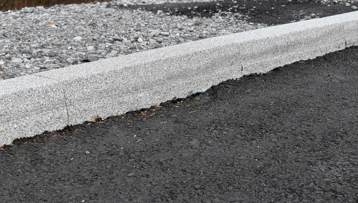 Granitkantsten Bergama GF1 Grå Rak 700 - 1100 - Stenbolaget