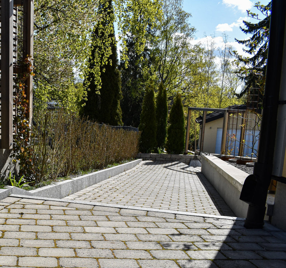 Granitkantsten Bergama RV6 Grå Rak Modern 700 - 1100 - Stenbolaget