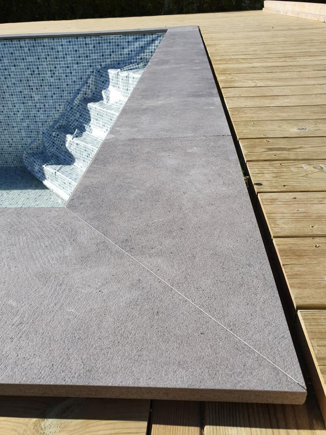 Poolkantsten Ecostone Dark Limegrey Hörn - Stenbolaget