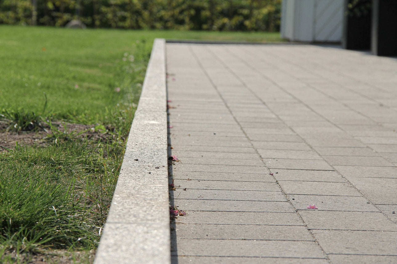 Trädgårdskantsten Bergama Granit Mini Modern Grå - Stenbolaget